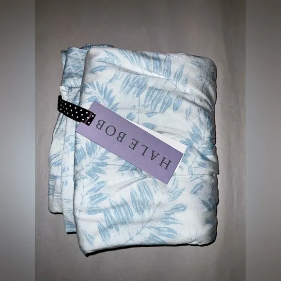 Hale Bob mid-length robe - size medium - so soft! Bamboo and Spandex - NWT