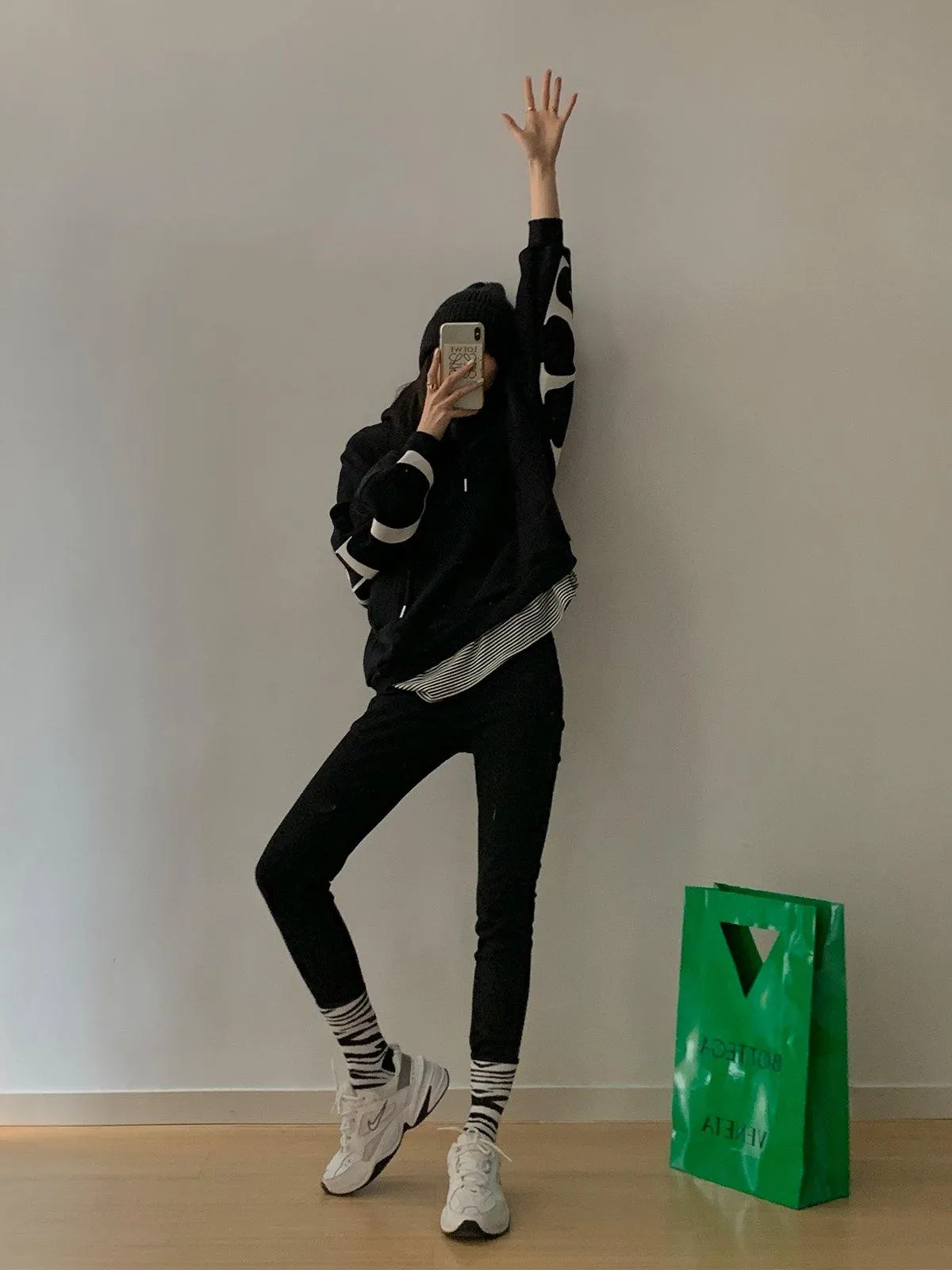 Letter Logo Loose Hoodie - Black