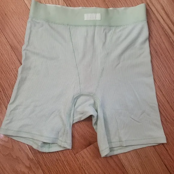 NWT SKIMS SOFT LOUNGE BOXERS IN HONEYDEW SIZE XS