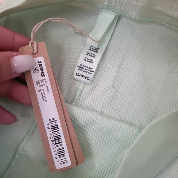 NWT SKIMS SOFT LOUNGE BOXERS IN HONEYDEW SIZE XS
