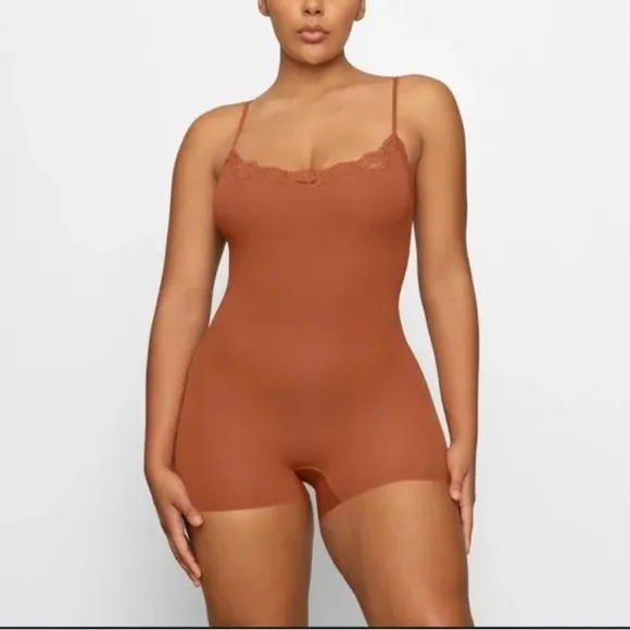SKIMS Fits Everybody Lace-Trim Onesie, Bronze, Size 4X